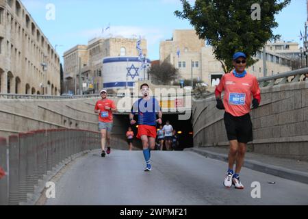 Jerusalem, Israel. März 2024. Die Läufer nehmen am Internationalen Jerusalem-Marathon Teil. Die Menschen nehmen am 13. Jährlichen Internationalen Jerusalem-Marathon in Jerusalem Teil. Viele Teilnehmer trugen in diesem Jahr Hemden und rannten mit Schildern, die auf die Geiseln aufmerksam machten, die am 7. Oktober von der Hamas entführt wurden und immer noch in Gaza festgehalten werden. Sie wurde zu Ehren der israelischen Verteidigungskräfte „IDF“ und der Sicherheitskräfte während des anhaltenden Krieges mit der Hamas in Gaza abgehalten. Quelle: SOPA Images Limited/Alamy Live News Stockfoto