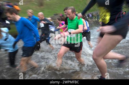 11/16 ***MIT VIDEO*** Trotz der Temperaturen, die kaum über dem Gefrierpunkt stiegen, stellten sich rund 1.400 verrückte Läufer der Cross-Country-Herausforderung einer vier an Stockfoto