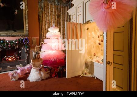 11/16 Kommission Mcc0073519 hat Daisy Edwards (19) an einem Tutu-Weihnachtsbaum mit einem Modell des Nussknacker-Prinzen gesessen. Ballerinas posieren für Stockfoto