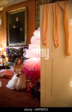 11/16 Kommission Mcc0073519 hat Daisy Edwards (19) an einem Tutu-Weihnachtsbaum mit einem Modell des Nussknacker-Prinzen gesessen. Ballerinas posieren für Stockfoto