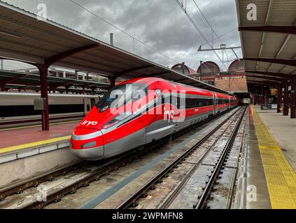 Madrid, Spanien. März 2024. Eine Frecciarossa 1000 (ETR 400) der Bahnmarke Iryo verlässt den Bahnhof Madrid Chamartin. Iryo gehört zur privaten spanischen Eisenbahngesellschaft Intermodalidad de Levante SA (ILSA) und bietet seit 2022 Verbindungen an. Quelle: Jan Woitas/dpa/Alamy Live News Stockfoto