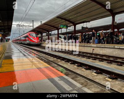 Madrid, Spanien. März 2024. Eine Frecciarossa 1000 (ETR 400) der Bahnmarke Iryo steht im Bahnhof Madrid Chamartin. Iryo gehört zur privaten spanischen Eisenbahngesellschaft Intermodalidad de Levante SA (ILSA) und bietet seit 2022 Verbindungen an. Quelle: Jan Woitas/dpa/Alamy Live News Stockfoto