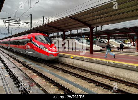 Madrid, Spanien. März 2024. Ein Frecciarossa 1000 (l, ETR 400) der Eisenbahnmarke Iryo und andere Alvia-Hochgeschwindigkeitszüge der spanischen Eisenbahn Renfe stehen am Bahnhof Madrid Chamartin. Quelle: Jan Woitas/dpa/Alamy Live News Stockfoto