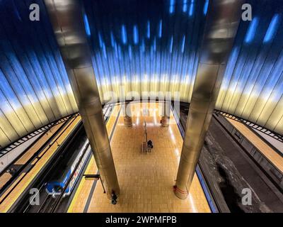 Madrid, Spanien. März 2024. Blick auf eine Treppe zur U-Bahn am Bahnhof Madrid Chamartin. Quelle: Jan Woitas/dpa/Alamy Live News Stockfoto