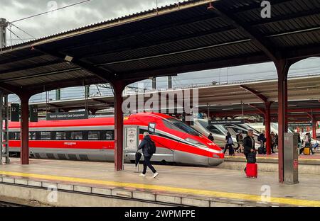 Madrid, Spanien. März 2024. Reisende laufen am Bahnhof Madrid Chamartin entlang verschiedener Expresszüge. Quelle: Jan Woitas/dpa/Alamy Live News Stockfoto