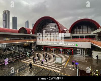 Madrid, Spanien. März 2024. Reisende betreten den Bahnhof Madrid Chamartin vor dem Hintergrund des Geschäftsviertels Cuatro Torres. Quelle: Jan Woitas/dpa/Alamy Live News Stockfoto