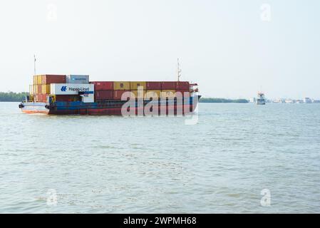 Das Containerschiff NP Lovegistics 2 mit Containern von Hapag-Lloyd, Maersk, MSC und anderen fährt am 1. März 2024 in Samut Prakan entlang des Chao Phraya River Stockfoto