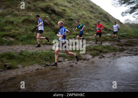 11/16 ***MIT VIDEO*** Trotz der Temperaturen, die kaum über dem Gefrierpunkt stiegen, stellten sich rund 1.400 verrückte Läufer der Cross-Country-Herausforderung einer vier an Stockfoto