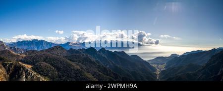 Panoramablick vom Prà della Rosa Pass im Hinterland von Tremosine am Gardasee. Der Monte Baldo im Hintergrund. Nebellügen o Stockfoto