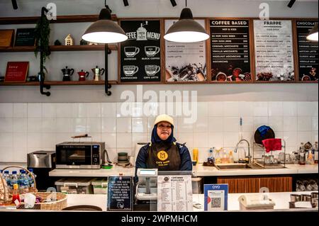 Bandung, Indonesien. März 2024. Sri Ayu arbeitet am 8. März 2024 in einem Coffee Shop in Bandung, West Java, Indonesien. Sri Ayu ist eine sehbehinderte Frau und arbeitet als Barista in Bandung, Indonesien. Am 8. März, dem Internationalen Frauentag, machte sie wie gewohnt Kaffee für Gäste im Café. Sri Ayu möchte ihre beruflichen Fähigkeiten weiter verbessern und ein ausgezeichneter Barista werden. Quelle: Septianjar Muharam/Xinhua/Alamy Live News Stockfoto