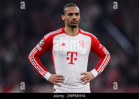 München, Deutschland. 5. März 2024. Leroy Sane vom FC Bayern München sieht beim Achtelfinale der UEFA Champions League im zweiten Ausscheidungsspiel zwischen dem FC Bayern München und SS Lazio an. Quelle: Nicolò Campo/Alamy Live News Stockfoto