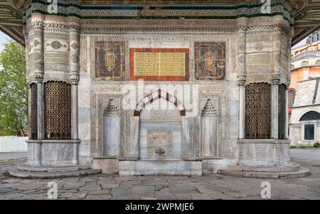 Marmorbrunnen von Sultan Ahmed III. Oder Ahmet Cesmesi, ein türkischer Rokoko-Brunnen aus dem 17. Jahrhundert, oder Sebil, auf dem Großen Platz, neben dem Kaisertor des Topkapi-Palastes, Istanbul, Türkei Stockfoto