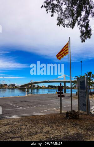 Katalanische Flagge und Lo Passador, Betonbrücke über den Ebro-Fluss, Ebro-Delta, Riu Ebro, Katalonien, Katalonien, Katalonien, Spanien Stockfoto