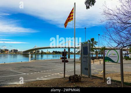 Katalanische Flagge und Lo Passador, Betonbrücke über den Ebro-Fluss, Ebro-Delta, Riu Ebro, Katalonien, Katalonien, Katalonien, Spanien Stockfoto