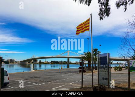 Katalanische Flagge und Lo Passador, Betonbrücke über den Ebro-Fluss, Ebro-Delta, Riu Ebro, Katalonien, Katalonien, Katalonien, Spanien Stockfoto