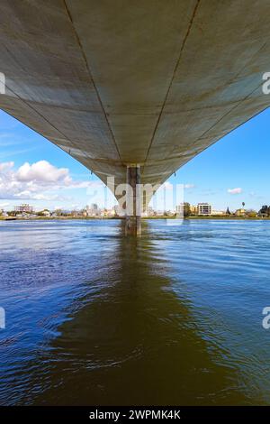 Lo Passador, Betonbrücke über den Ebro-Fluss, Ebro-Delta, Riu Ebro, Katalonien, Katalonien, Spanien Stockfoto