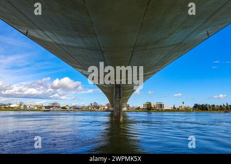 Lo Passador, Betonbrücke über den Ebro-Fluss, Ebro-Delta, Riu Ebro, Katalonien, Katalonien, Spanien Stockfoto