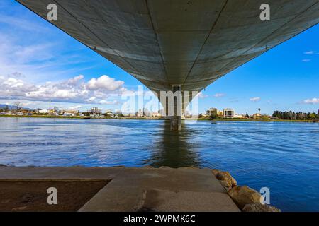 Lo Passador, Betonbrücke über den Ebro-Fluss, Ebro-Delta, Riu Ebro, Katalonien, Katalonien, Spanien Stockfoto