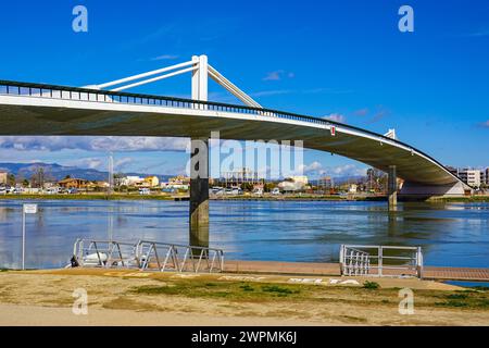 Lo Passador, Betonbrücke über den Ebro-Fluss, Ebro-Delta, Riu Ebro, Katalonien, Katalonien, Spanien Stockfoto