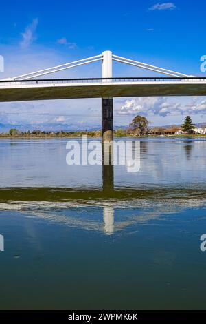 Lo Passador, Betonbrücke über den Ebro-Fluss, Ebro-Delta, Riu Ebro, Katalonien, Katalonien, Spanien Stockfoto