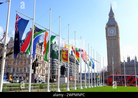 London, UK, 8. März 2024. Die Flaggen der Commonwealth-Mitgliedsstaaten sind auf dem Parliament Square angebracht. Quelle: Eleventh Photography/Alamy Live News Stockfoto