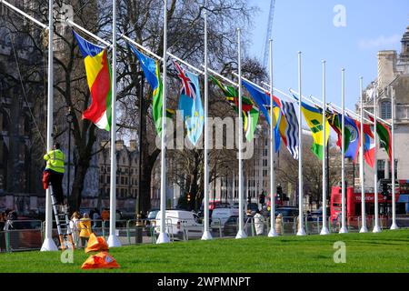 London, UK, 8. März 2024. Die Flaggen der Commonwealth-Mitgliedsstaaten sind auf dem Parliament Square angebracht. Quelle: Eleventh Photography/Alamy Live News Stockfoto