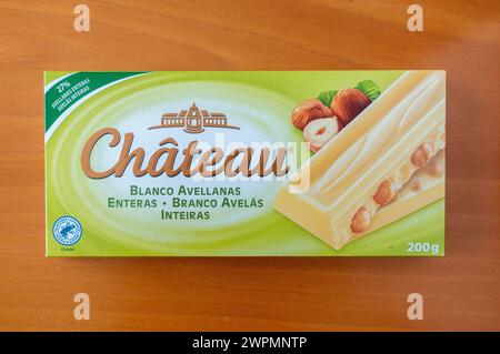 Chateau Brand White Chocolate Bar Mit Haselnüssen Eine Eigene Marke Schokolade Von Aldi Supermärkten In Portugal 2. März 2024 Stockfoto