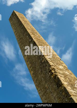 Das Lansdowne Monument, auch bekannt als Cherhill Monument, ist auf einem steilen Abhang unweit des Cherhill White Horse nahe C zu sehen Stockfoto