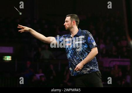 Brighton, Großbritannien. März 2024. Luke Humphries wirft im Finale gegen Michael Smith während der BetMGM Premier League Darts, Night 6 2024 im Brighton Centre, Brighton, England, Großbritannien am 7. März 2024 Credit: Every Second Media/Alamy Live News Stockfoto