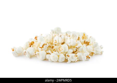 Ein Haufen Popcorn auf weißem Hintergrund. Stockfoto