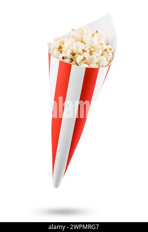 Popcorn in rot-weiß gestreiftem Papierkegel, isoliert auf weißem Hintergrund. Stockfoto