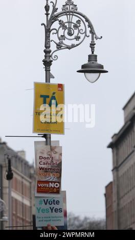 Plakate in Dublin, da Irland Referenden über die vorgeschlagenen Änderungen der Verfassung in Bezug auf die Bereiche Familie und Pflege abhält. In dem Änderungsantrag zur Familie wird vorgeschlagen, die Bedeutung der Familie über die Definition der Ehe hinaus auszudehnen und auf solche, die auf "dauerhaften" Beziehungen beruhen, einzubeziehen. Der Pflegezusatz schlägt vor, Verweise auf die Rollen und Pflichten einer Frau in der Wohnung zu streichen und durch einen neuen artikel zu ersetzen, in dem Pflegepersonen anerkannt werden. Bilddatum: Freitag, 8. März 2024. Stockfoto