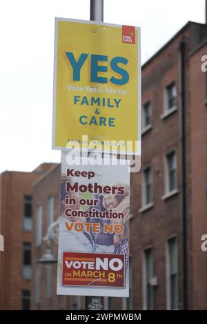 Plakate in Dublin, da Irland Referenden über die vorgeschlagenen Änderungen der Verfassung in Bezug auf die Bereiche Familie und Pflege abhält. In dem Änderungsantrag zur Familie wird vorgeschlagen, die Bedeutung der Familie über die Definition der Ehe hinaus auszudehnen und auf solche, die auf "dauerhaften" Beziehungen beruhen, einzubeziehen. Der Pflegezusatz schlägt vor, Verweise auf die Rollen und Pflichten einer Frau in der Wohnung zu streichen und durch einen neuen artikel zu ersetzen, in dem Pflegepersonen anerkannt werden. Bilddatum: Freitag, 8. März 2024. Stockfoto