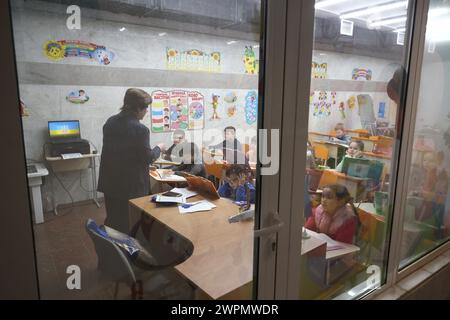 Nicht exklusiv: CHARKIW, UKRAINE - 8. MÄRZ 2024 - Schüler nehmen an einer Schule Teil, die an der U-Bahn-Station Peremoha (Victory) in Charkiw, Norden, eingerichtet wurde Stockfoto