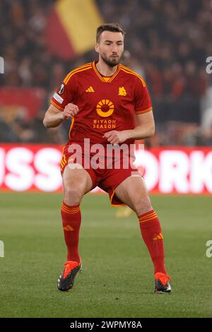 Bryan Cristante von Roma sieht beim Achtelfinale der UEFA Europa League am 7. März 2024 ALS Roma - Brighton & Hove Albion im Stadio Olimpico in Rom, Italien, an. Stockfoto