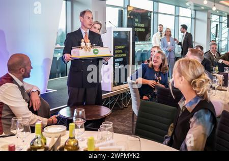 Der Duke of Edinburgh mit einem Kuchen vor seinem 60. Geburtstag während der Community Sport and Recreation Awards 2024 im Headingley Stadium in Leeds. Bilddatum: Freitag, 8. März 2024. Stockfoto