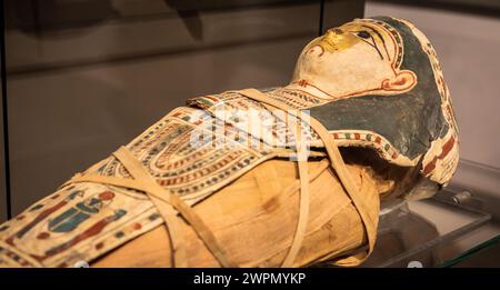 Turin, Italien - März 2023: Ägyptisches Museum, Mumie eines Babys mit Maske - 2. Jahrhundert v. Chr Stockfoto