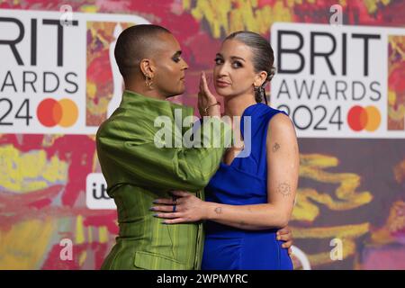 London, Großbritannien. März 2024. (NUR FÜR REDAKTIONELLE ZWECKE. Layton Williams und Harriet Rose nehmen am 2. März 2024 in London an den BRIT Awards 2024 in der O2 Arena Teil. Quelle: S.A.M./Alamy Live News Stockfoto