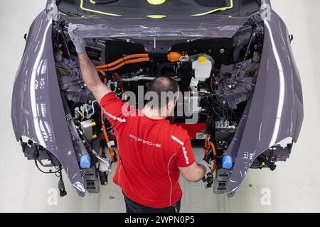 Stuttgart, Deutschland. März 2024. Ein Mitarbeiter der Porsche AG baut im Hauptwerk Zuffenhausen einen vollelektrischen Porsche Taycan. Quelle: Marijan Murat/dpa/Alamy Live News Stockfoto