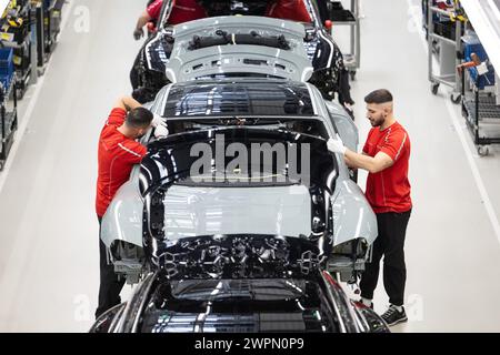 Stuttgart, Deutschland. März 2024. Mitarbeiter der Porsche AG bauen im Hauptwerk Zuffenhausen einen vollelektrischen Porsche Taycan zusammen. Quelle: Marijan Murat/dpa/Alamy Live News Stockfoto