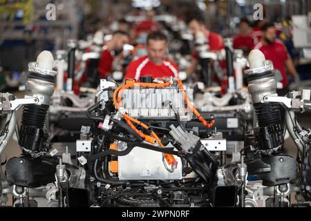 Stuttgart, Deutschland. März 2024. Die Mitarbeiter der Porsche AG montieren das Fahrgestell des vollelektrischen Porsche Taycan im Hauptwerk Zuffenhausen. Quelle: Marijan Murat/dpa/Alamy Live News Stockfoto