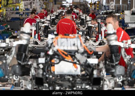 Stuttgart, Deutschland. März 2024. Die Mitarbeiter der Porsche AG montieren das Fahrgestell des vollelektrischen Porsche Taycan im Hauptwerk Zuffenhausen. Quelle: Marijan Murat/dpa/Alamy Live News Stockfoto