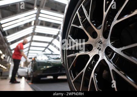 Stuttgart, Deutschland. März 2024. Ein Mitarbeiter der Porsche AG testet vollelektrische Porsche Taycans im Hauptwerk Zuffenhausen. Quelle: Marijan Murat/dpa/Alamy Live News Stockfoto