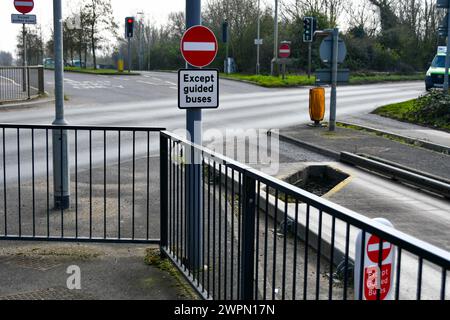 Bushaltestelle St Ives, geführter Bus Stockfoto