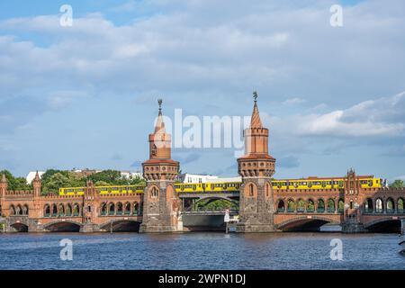 Die schöne Oberbaumbruecke in Berlin mit einer gelben U-Bahn Stockfoto