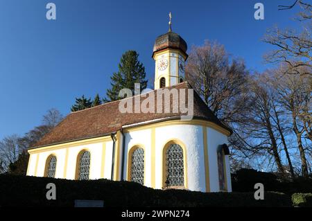 Tutzing, Bayern, Deutschland 08. März 2024: Ein Frühlingstag in Tutzing Landkreis Starnberg. Hier der Blick vom Thomaplatz auf die alte Kirche, St. Peter und Paul am Ufer des Starnberger See *** Tutzing, Bayern, Deutschland 08 März 2024 Ein Frühlingstag im Stadtteil Tutzing Starnberg hier der Blick vom Thomaplatz auf die alte Kirche St. Peter und Paul am Ufer des Starnberger Sees Stockfoto