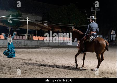 Las Caballerizas Reales de Cordoba (die Königlichen Ställe von Cordoba) Ein Vaquero auf seinem Pferd, der einen Tanz zu Musik mit einem Flamenco-Tänzer in der Bühne aufführt Stockfoto