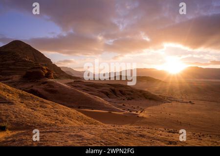 Sonnenaufgang in der Wüste Wadi Rum in Jordanien, dem Nahen Osten, Asien Stockfoto