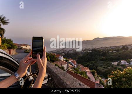 Frau, die ein Handy-Foto über den Dächern von Funchal macht, Madeira, Portugal, Europa Stockfoto