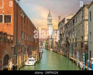 Boote in Venedig auf dem Canal Grande, Italien Stockfoto